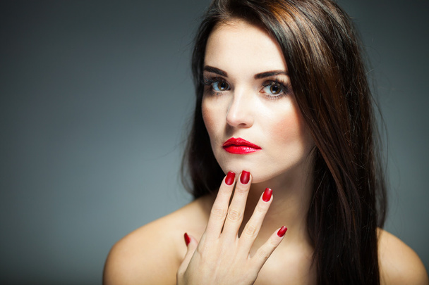 natürliches Frauengesicht mit roten Nägeln und Lippen - Foto, Bild
