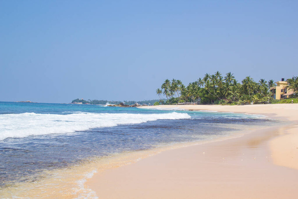 Hermosa vista de la playa tropical de Sri Lanka en un día soleado
 - Foto, Imagen