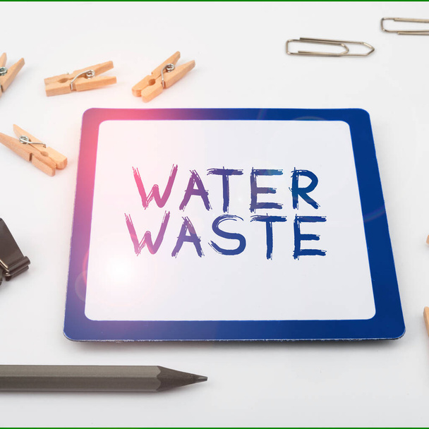 Señal que muestra el desperdicio de agua, visión general del negocio líquido que se ha utilizado como parte de un proceso industrial - Foto, Imagen