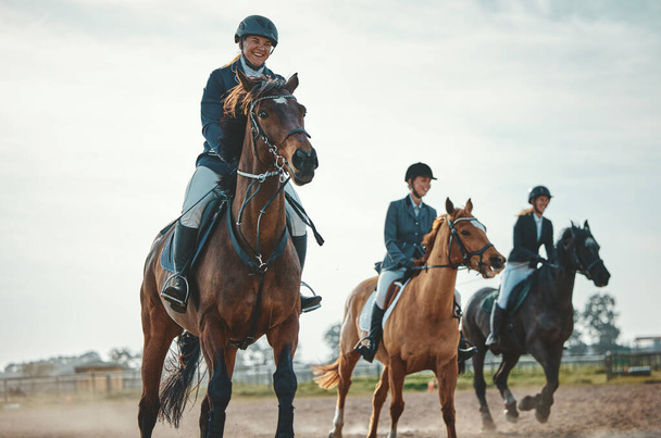Lovas, lovaglás és sport, vidéki nők szabadtéri lovassal vagy zsokéval, kikapcsolódás és gyorsaság. Állati, sport és fitness sportolókkal, csoport és verseny egészséges életmóddal. - Fotó, kép