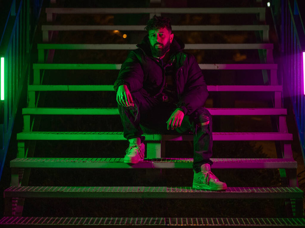 Hombre noche luces de neon - Fotografie, Obrázek