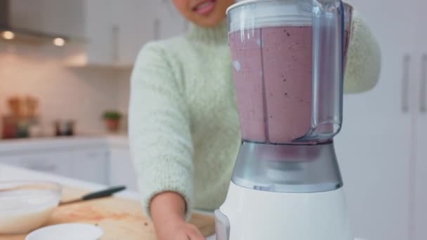 Milkshake, fraise et femme smoothie sain dans un mélangeur pour faire un jus de fruits végétalien avec des vitamines à la maison. Fille utilisant un mélangeur électrique pour se désintoxiquer avec un régime protéique, des fibres et une alimentation saine. - Séquence, vidéo