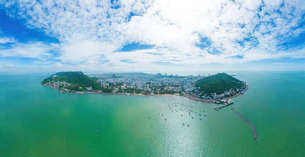 Vung Tau city aerial view with beautiful sunset and so many boats. Panoramic coastal Vung Tau view from above, with waves, coastline, streets, coconut trees and Tao Phung mountain in Vietnam. - Foto, Bild