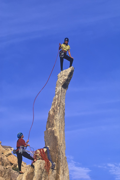 Equipe de alpinistas atingindo o cume
. - Foto, Imagem