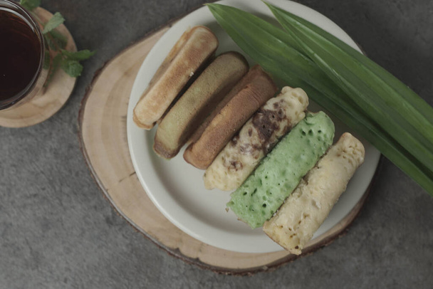 Kue Pukis - традиционная индонезийская закуска, приготовленная из простого теста из яиц, сахара и флора.Золото-коричневая верхушка Kue Pukis идеально контрастирует с белой и пушистой текстурой торта. - Фото, изображение