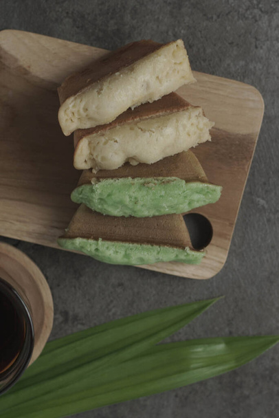 Kue Pukis are traditional Indonesian cakes. Made with a simple batter of eggs, sugar, and flour, these round treats are a sweet addition to any snack time. Enjoy with a cup of tea or coffee. - Fotografie, Obrázek