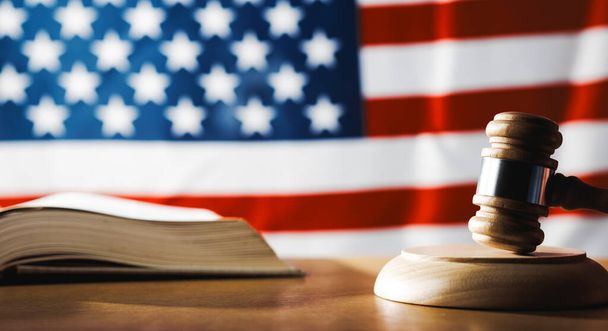 Americký právní symbol s kladivem a americkou vlajkou - Fotografie, Obrázek