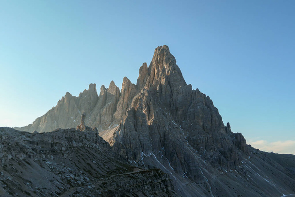 Una captura de picos altos y agudos de Frankfurter Wuerstel en Dolomitas, Italia durante la madrugada. Muchos pierden piedras y guijarros. Paisaje crudo y desolado. Al amanecer. Serenidad y calma. - Foto, Imagen