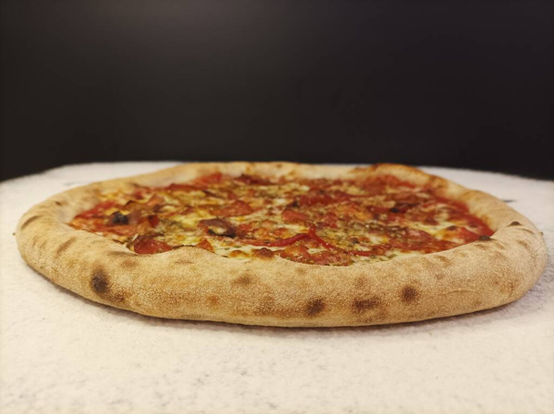 prawdziwa pizza z najlepszych skladnikow - Foto, Bild