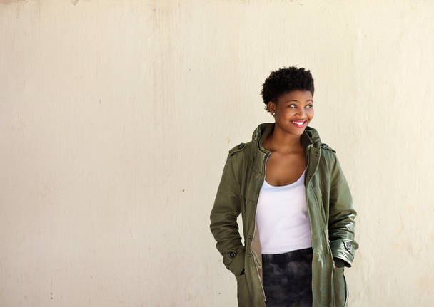 gülümseyen bir Afrikalı-Amerikalı kadın portresi  - Fotoğraf, Görsel