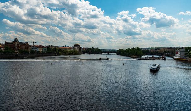 Prága város táj Moldva folyó Károly híd alatt gyönyörű tavaszi nap - Fotó, kép