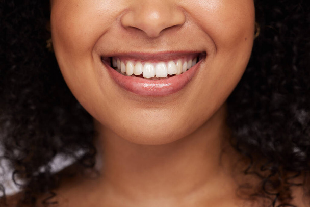 Чорна жінка, зуби і посмішка для стоматологічного догляду, білизна або ротова і ротова обробка. Одяг щасливої афро-американської жінки-моделі посміхається за результати стоматології, охорони здоров'я або чистої гігієни зубів.. - Фото, зображення