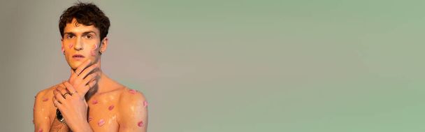 Ruskeaverikkö mies terälehdet kasvot ja kehon seisoo värikäs tausta, banneri - Valokuva, kuva