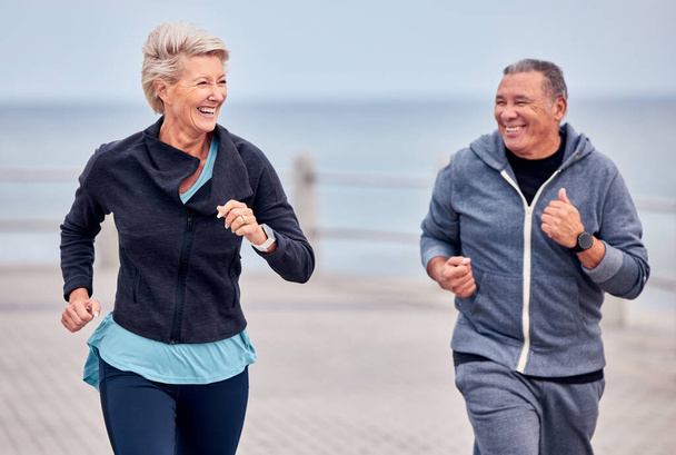Fitness, course et heureux couple de personnes âgées par l'océan pour l'exercice, le corps sain et le bien-être à la retraite. Sport, mariage et homme et femme âgés sourient pour courir, s'entraîner cardio et s'entraîner à l'extérieur. - Photo, image