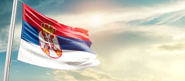 Serbie agitant le drapeau dans un ciel magnifique. - Photo, image