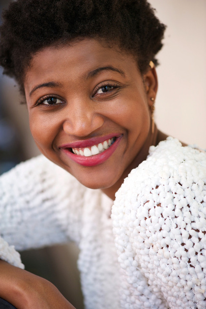 gülümseyen genç Afro-Amerikan kadın - Fotoğraf, Görsel