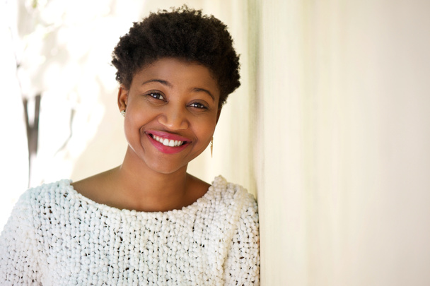 selbstbewusste junge schwarze Frau lächelt - Foto, Bild