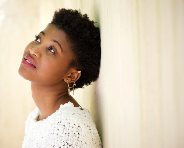 Νεαρή γυναίκα μαύρο κοιτώντας ψηλά και σκέψης - Φωτογραφία, εικόνα