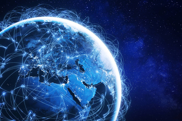 Интернет-технологии с глобальной коммуникационной сетью, подключенной по всему миру для IoT, телекоммуникации, передачи данных, международных связей, финансов, бизнеса, блокчейна, безопасности. - Фото, изображение