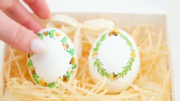 hafty wstążki na wstążce jajka technika haftu wstążki na pustym jajku nie kurze jaja indyka lub gęsie jaja technika sama do haftowania na skorupkach jajka Wielkanocne święto pochodzi z Niemiec dwa jaja - Materiał filmowy, wideo