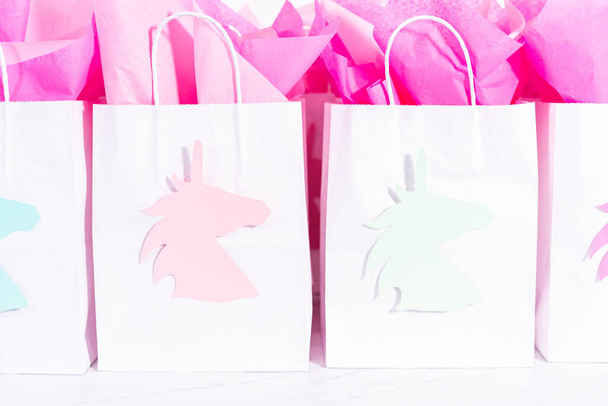 Unicornio Cumpleaños fiesta favor bolsas para la fiesta de cumpleaños de una niña. - Foto, imagen