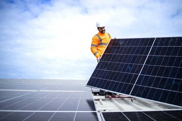 Процесс установки солнечных панелей на устойчивой энергетической электростанции. - Фото, изображение
