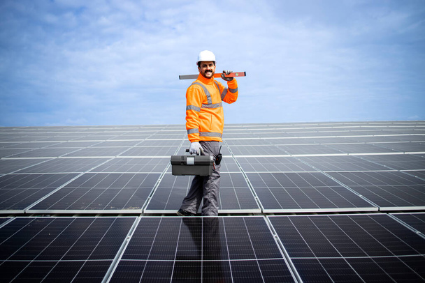 Εγκατάσταση ηλιακών συλλεκτών για βιώσιμη ενέργεια. - Φωτογραφία, εικόνα