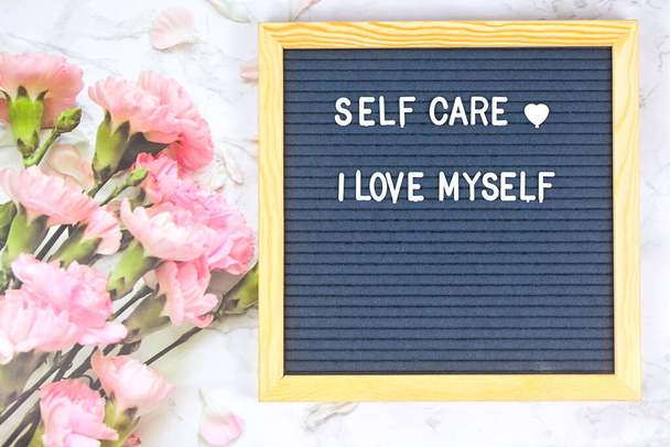 Szara tablica z frazą "Dbanie o siebie", jestem kochany. Miłość do siebie, uważność, zdrowie psychiczne. Aspiracja, zdanie potwierdzające i wspierające. - Zdjęcie, obraz