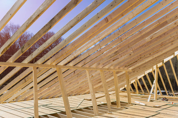 トラスから梁棒ホームを構築木造のフレームワークは、建設家の間に行われました - 写真・画像