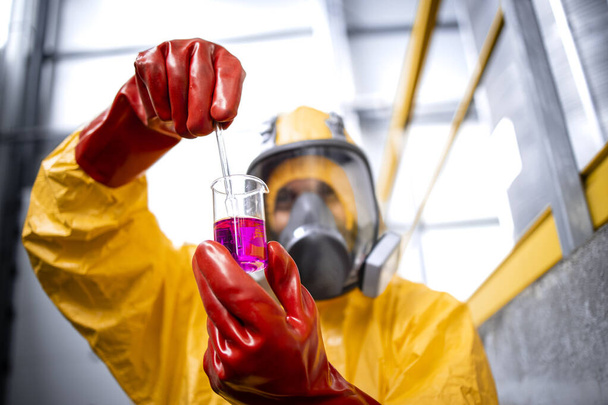 Vegyipari szakértő, vegyi anyagok minőség-ellenőrzését végzi a gyárban. - Fotó, kép
