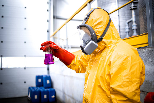 Quality control worker checking production of chemicals for industry. - Foto, Imagen