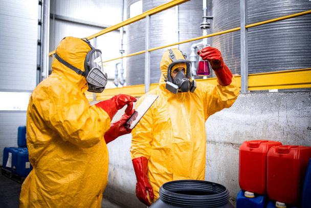 Deskundigen op het gebied van chemische controle van de kwaliteit van chemische stoffen in productie-installaties. - Foto, afbeelding