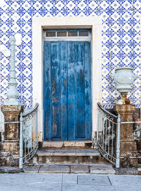 Porta de acesso em casarao historico.  Sao Luis, MA. - Foto, Imagem