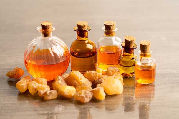 Żywica kadzidła lub olibanu aromatyczna stosowana w kadzidłach i perfumach. - Zdjęcie, obraz