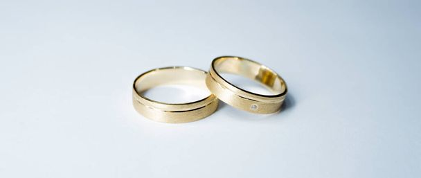 zlaté snubní prsteny na stole - Fotografie, Obrázek