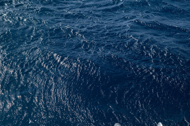 アカバ湾の紅海、シナイ半島の山々に囲まれたダハブ - 写真・画像