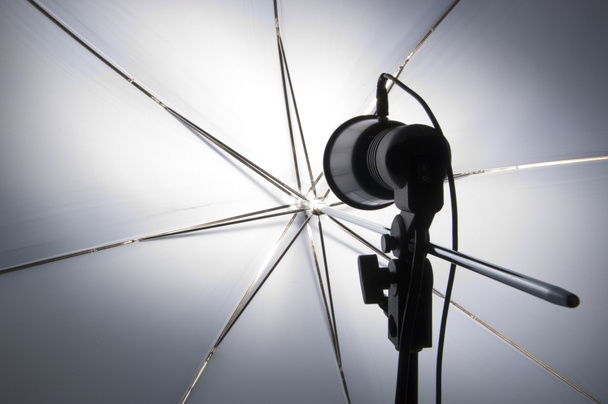 Fotografía configurada con lámpara de modelado reflectante de paraguas
 - Foto, imagen
