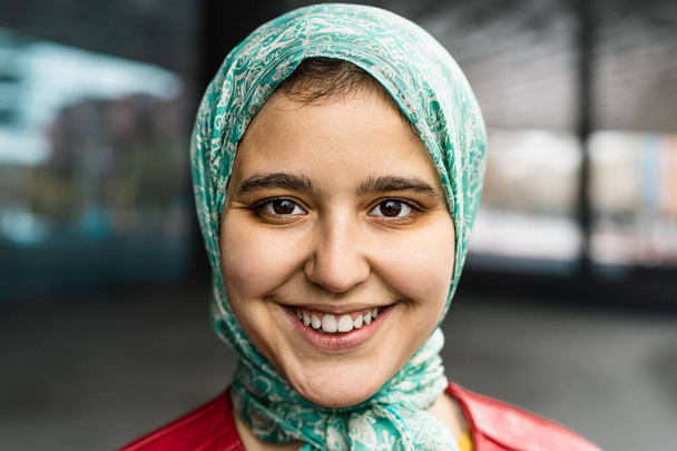 Χαρούμενη Μουσουλμάνα που χαμογελάει στην κάμερα - Φωτογραφία, εικόνα