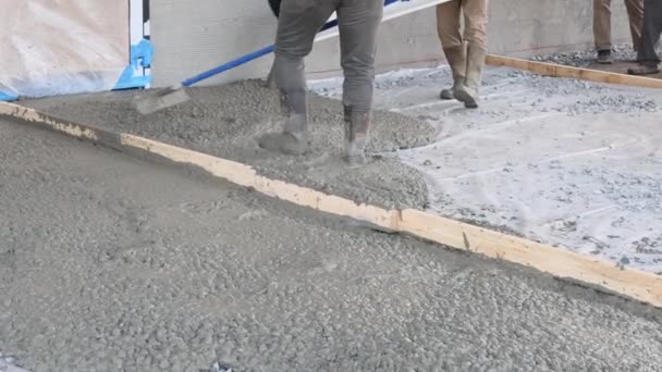 Durante la construcción de la nueva casa hormigonera camión de mezcla se utilizó para verter hormigón para pavimento alrededor de casa - Metraje, vídeo