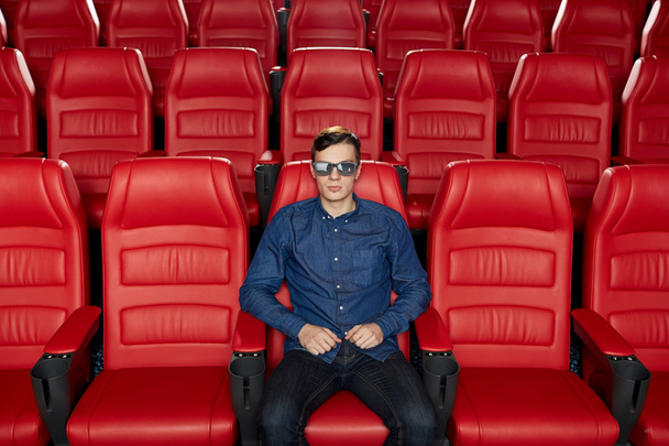young man watching movie in 3d theater - Foto, Bild