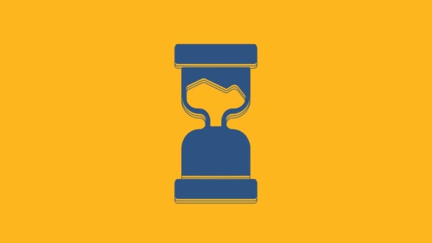 Reloj de arena azul viejo con el icono de arena que fluye aislado sobre fondo naranja. Señal de reloj de arena. Concepto de negocio y gestión del tiempo. Animación gráfica de vídeo 4K . - Metraje, vídeo
