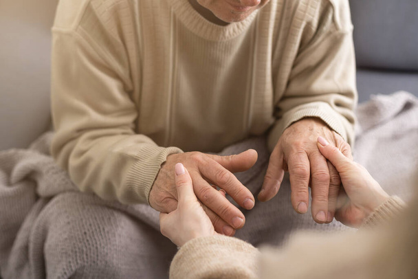 Fejlövés idős férfi nyugdíjas részt rehabilitációs eljárás gondoskodó fiatal fizioterapeuta. nyugdíjas férfi járássérült érzése hálás a szakmai segítséget - Fotó, kép