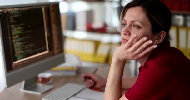 退屈した女性はオフィスのコンピュータに座って、仕事ができない距離を調べる。やる気がなく勉強したくない疲れきった実業家 - 映像、動画