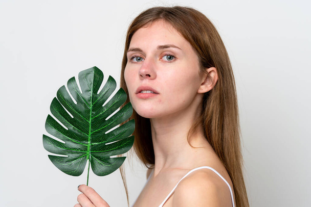 Een jonge Engelse vrouw met een palmblad. Close-up portret - Foto, afbeelding