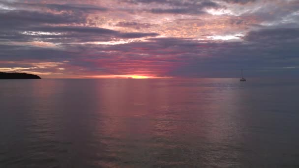 volar dron reversa nublado naranja puesta de sol en la playa paradisíaca en koh kood isla Tailandia 2022. Imágenes cinematográficas de alta calidad 4k. - Imágenes, Vídeo
