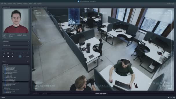 Lejátszási iroda térfigyelő kamerája számítógépen. Az emberek a coworking irodában dolgoznak. Arcfelismerő és személyes profilú madárinfluenza-szoftver. Biztonsági kamera. Arcszkennelő rendszer. Felügyelet és ellenőrzés. - Felvétel, videó
