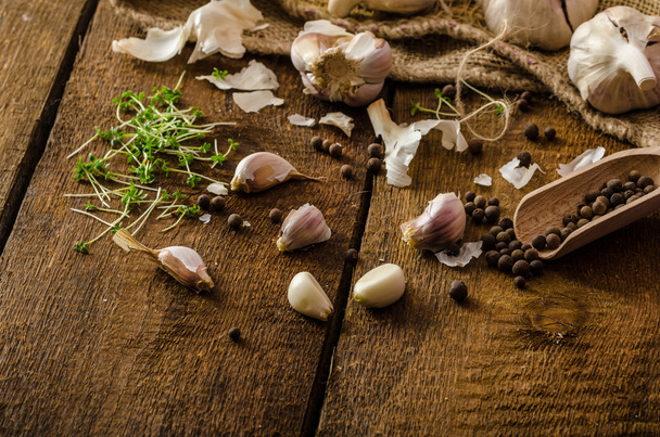 Domestic bio garlic - Czech, spices and fresh microgreens Domestic bio garlic - Фото, зображення