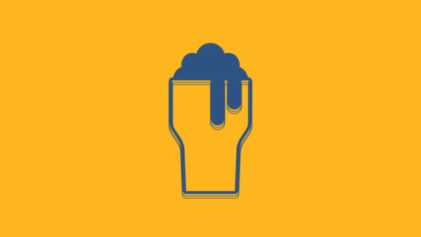 Modré sklo pivní ikony izolované na oranžovém pozadí. Grafická animace pohybu videa 4K . - Záběry, video