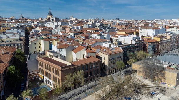 Madryt, Hiszpania. 17 kwietnia 2022: Krajobraz z architekturą i błękitnym niebem w mieście. - Zdjęcie, obraz