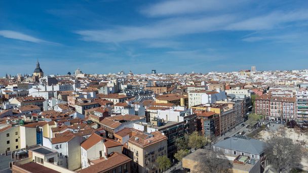 Мадрид, Испания. 17 апреля 2022: Пейзаж с архитектурой и голубым небом в городе. - Фото, изображение
